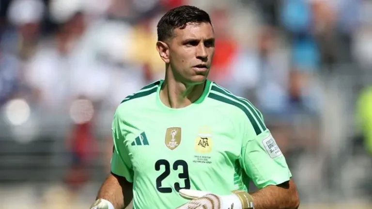  Chelsea agree £7.5m deal for Villa’s Martínez